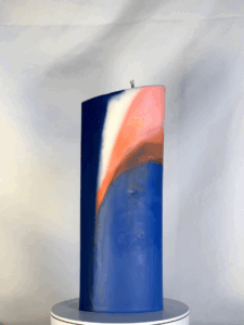 Pilier géométrique 22cm | Bleu OFF – Filon orange Bougie géométrique bleu foncé avec inclusion orange et blanche