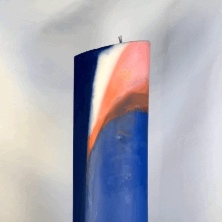 Pilier géométrique 22cm | Bleu OFF – Filon orange Bougie géométrique bleu foncé avec inclusion orange et blanche