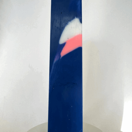 Bougie pilier Bleu OFF – Filon rose 5x22cm Bougie pilier 5x22cm bleu et rose – collection Bleu OFF – Filon rose