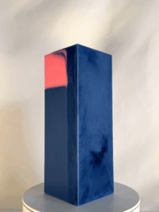 Bougie pilier Bleu OFF – Filon rose 6x216cm Bougie pilier 6x16cm bleu et rose – collection Bleu OFF – Filon rose