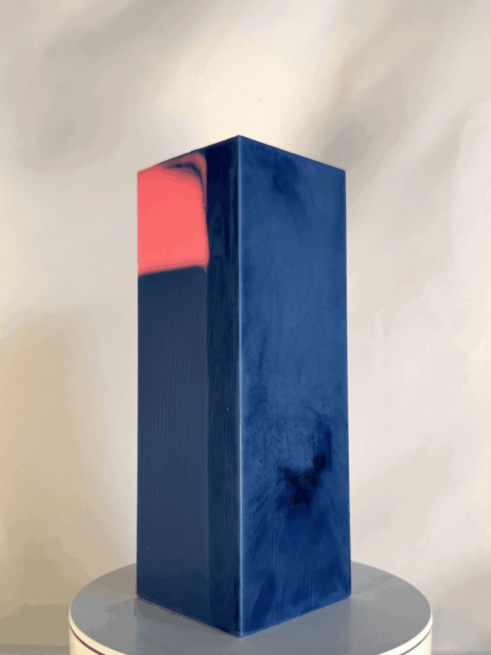 Bougie pilier Bleu OFF – Filon rose 6x216cm Bougie pilier 6x16cm bleu et rose – collection Bleu OFF – Filon rose