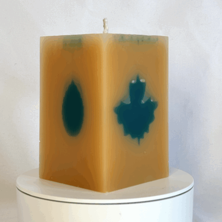 bougie pilier 7×7×10 cm — couleurs sable et dune, avec trace de feuille sur le haut, collection PLOUF