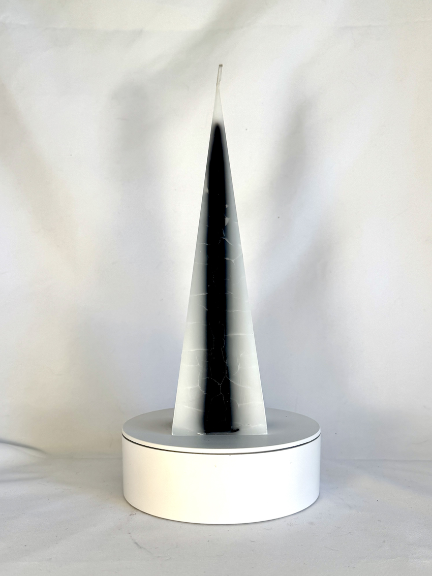 Pyramide craquelée 21cm | Noir & Blanc