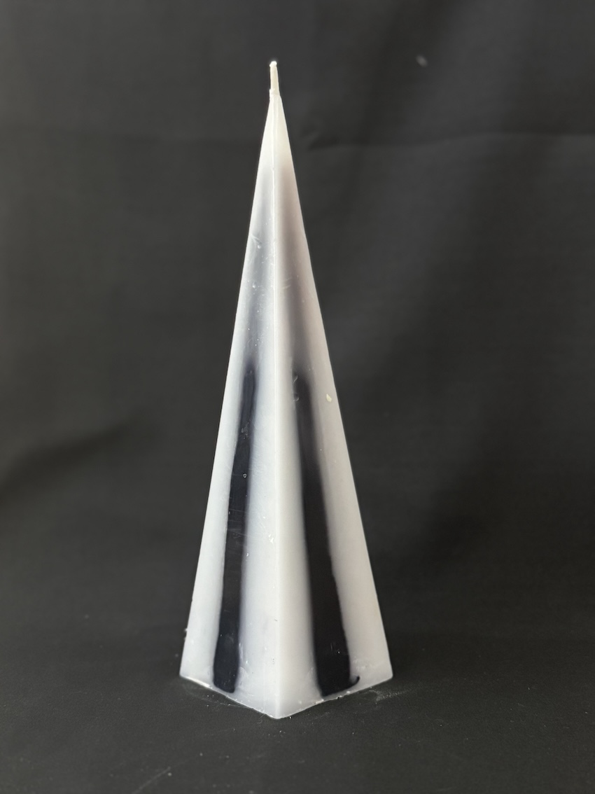 Pyramide craquelée 21cm | Noir & Blanc