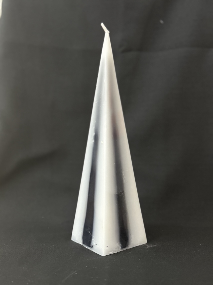 Pyramide craquelée 21cm | Noir & Blanc