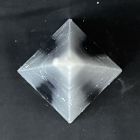 Pyramide craquelée 21cm | Noir & Blanc