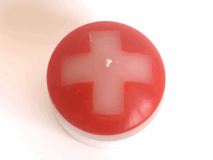 Bougie soucoupe 14 cm | Croix Suisse | boo-j Bougie soucoupe rouge avec croix suisse blanche – boo-j