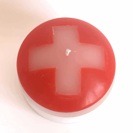 Bougie soucoupe 14 cm | Croix Suisse | boo-j Bougie soucoupe rouge avec croix suisse blanche – boo-j