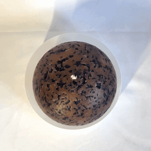 Bougie sphère 10 cm Red Moon — cire minérale texturée