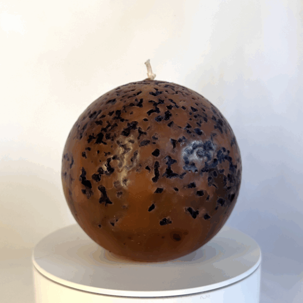 Bougie sphère 10 cm Red Moon — cire minérale texturée