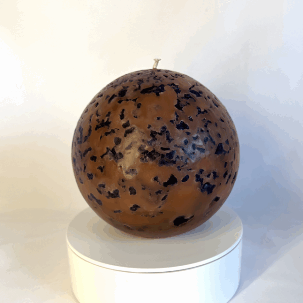 Bougie sphère 12 cm Red Moon — cire minérale texturée