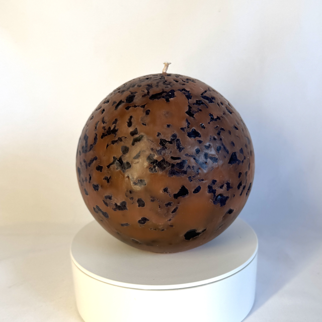 Bougie sphère 12 cm Red Moon — cire minérale texturée