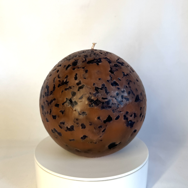 Bougie sphère 12 cm Red Moon — cire minérale texturée