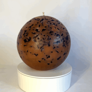 Bougie sphère 12 cm Red Moon — cire minérale texturée