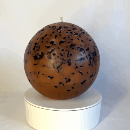 Bougie sphère 12 cm Red Moon — cire minérale texturée