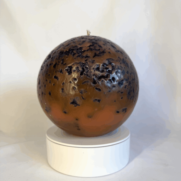 Bougie sphère 15 cm Red Moon — cire minérale texturée