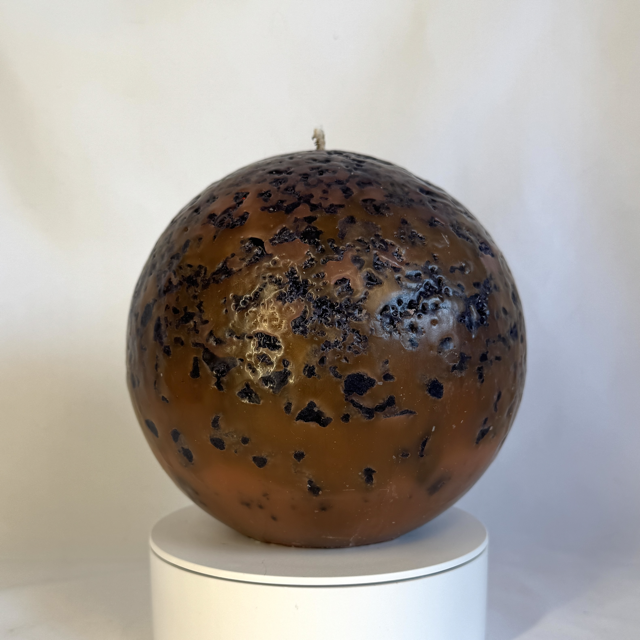 Bougie sphère 15 cm Red Moon — cire minérale texturée Bougie sphère 15 cm Red Moon — cire minérale texturée