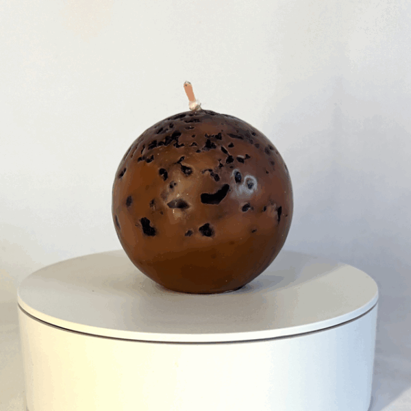 Bougie sphère 6.5 cm Red Moon — cire minérale texturée