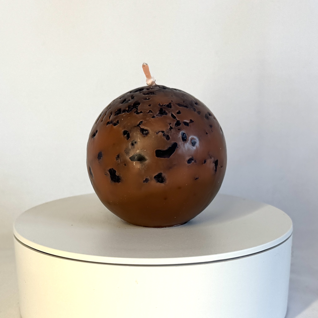 Bougie sphère 6.5 cm Red Moon — cire minérale texturée