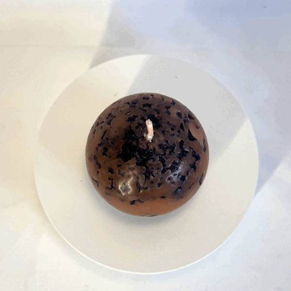 Bougie sphère 6.5 cm Red Moon — cire minérale texturée