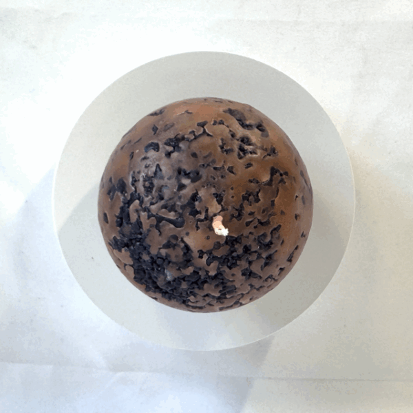 Bougie sphère 8 cm Red Moon — cire minérale texturée