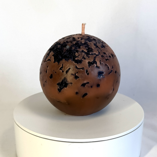 Bougie sphère 8 cm Red Moon — cire minérale texturée