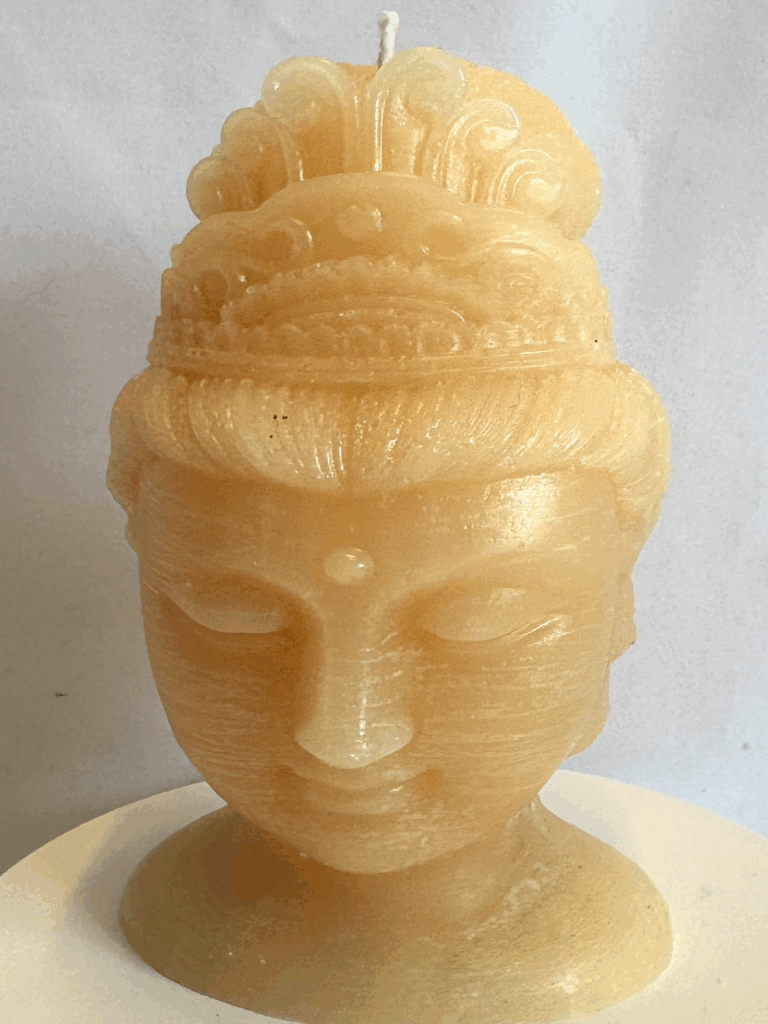 Bougie sculpturale en forme de visage féminin bouddha – cire couleur abricot – 300g