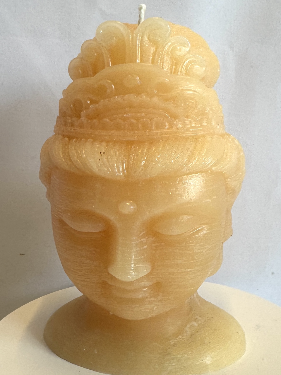 Bougie sculpturale en forme de visage féminin bouddha – cire couleur abricot – 300g