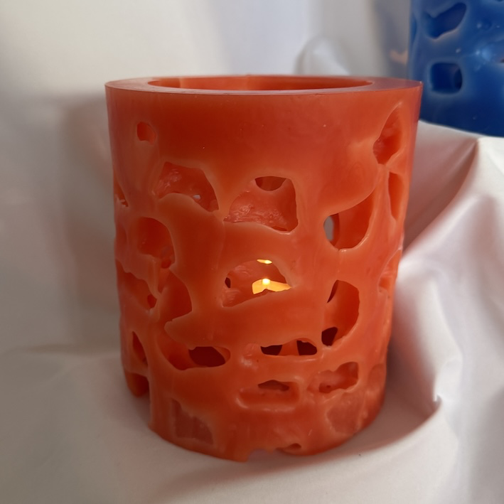 Photophore « Lueur de Vie » boo-j — pièce artisanale en cire translucide, motifs ajourés lumineux, fabrication dans le canton de Vaud