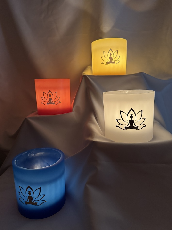 photophores_boo-j_2025-02-113 Photophore bleu lotus – femme méditant | 12cm