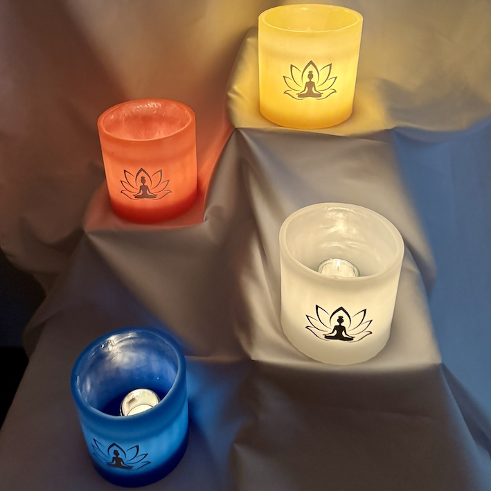 photophores_boo-j_2025-02-114 Photophore bleu lotus – femme méditant | 12cm