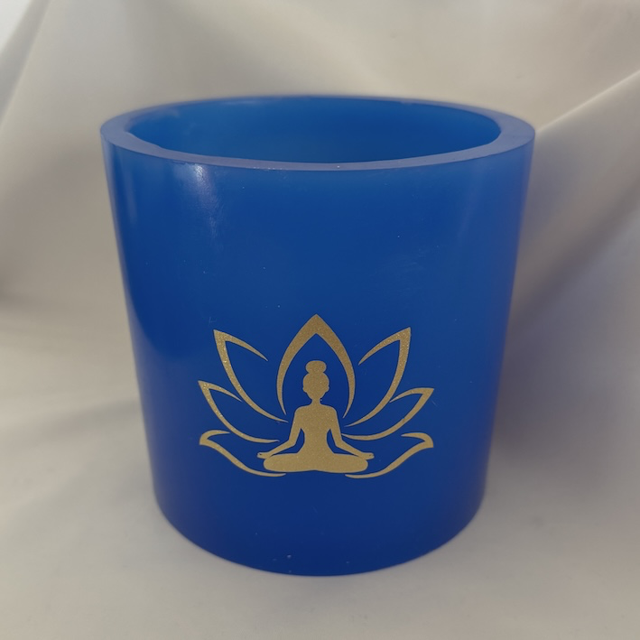 Photophore bleu lotus – femme méditant Photophore bleu en cire artisanale, diamètre 12 cm, décoré de deux motifs lotus dorés avec silhouette de femme méditant.