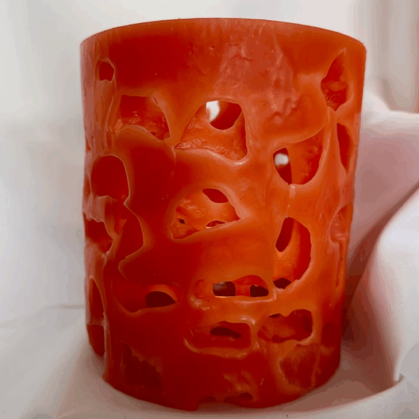 Photophore « Lueur de Vie » boo-j — pièce artisanale en cire translucide, motifs ajourés lumineux, fabrication dans le canton de Vaud