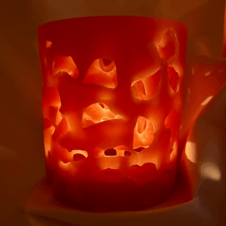 Photophore en cire minérale translucide, moulé avec des percées laissant passer la lumière – création boo-j