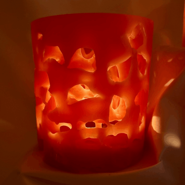 Photophore en cire minérale translucide, moulé avec des percées laissant passer la lumière – création boo-j