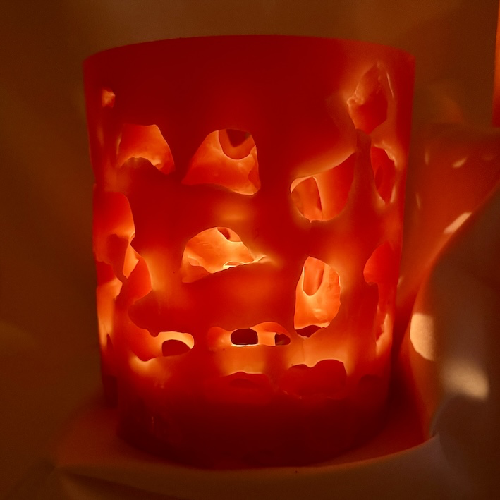 Photophore en cire minérale translucide, moulé avec des percées laissant passer la lumière – création boo-j