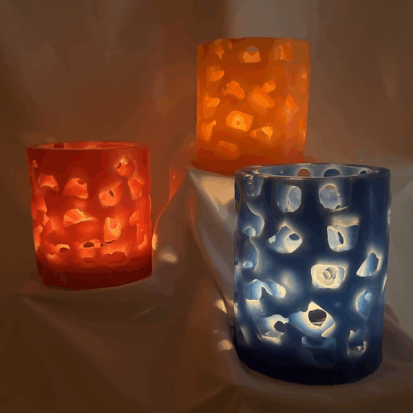 Photophore « Lueur de Vie » boo-j — pièce artisanale en cire translucide, motifs ajourés lumineux, fabrication dans le canton de Vaud