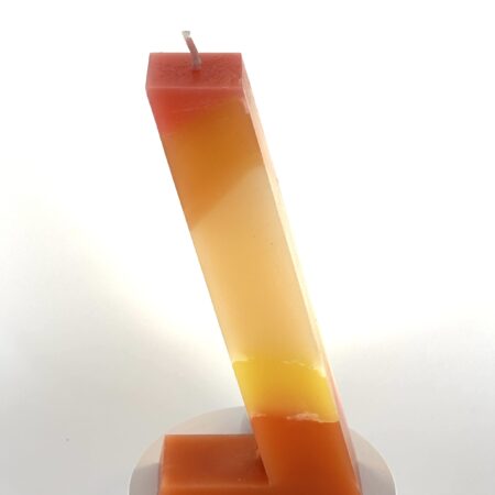 Bougie sculpturale 7UP – cire minérale orange, jaune, blanc et rouge Bougie artisanale sculpturale type 7UP, en cire minérale, dégradé orange, jaune, blanc avec touche de rouge