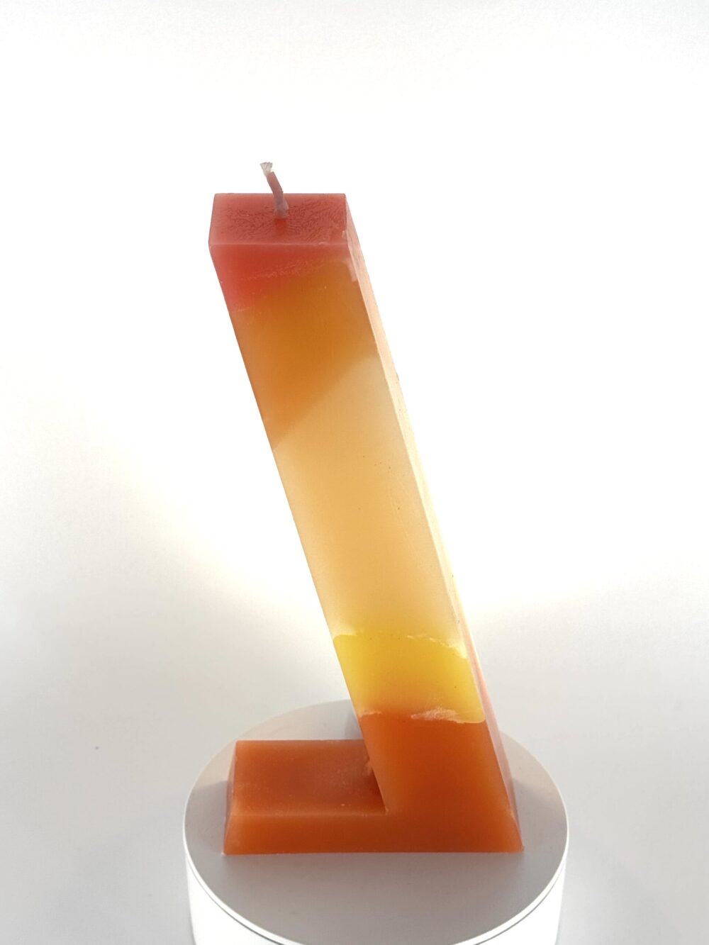Bougie artisanale sculpturale type 7UP, en cire minérale, dégradé orange, jaune, blanc avec touche de rouge