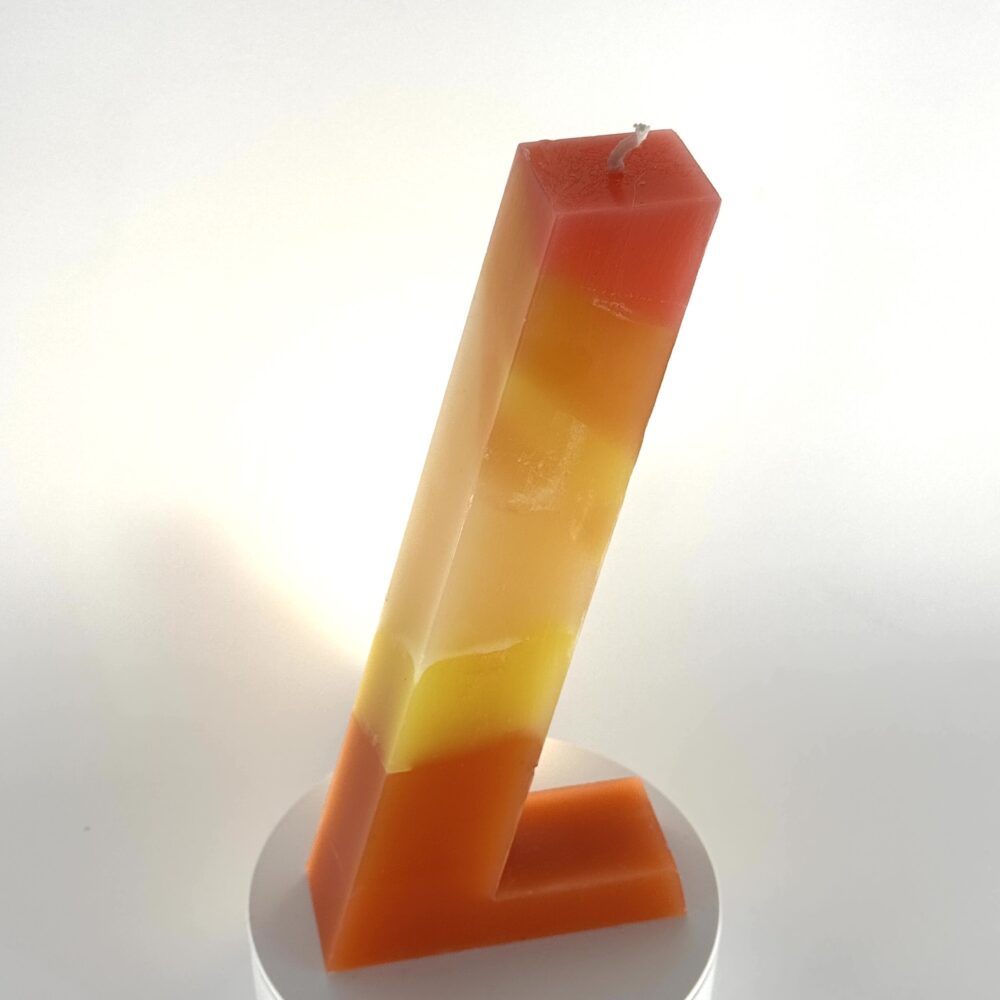Bougie artisanale sculpturale type 7UP, en cire minérale, dégradé orange, jaune, blanc avec touche de rouge