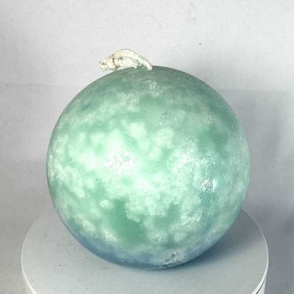 Sphère artisanale Europa 10 cm, cire minérale vert d’eau, turquoise et bleu, avec légères inclusions rouges