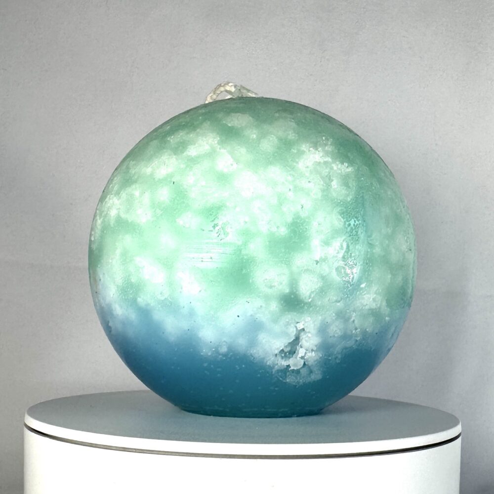 Sphère artisanale Europa 10 cm, cire minérale vert d’eau, turquoise et bleu, avec légères inclusions rouges