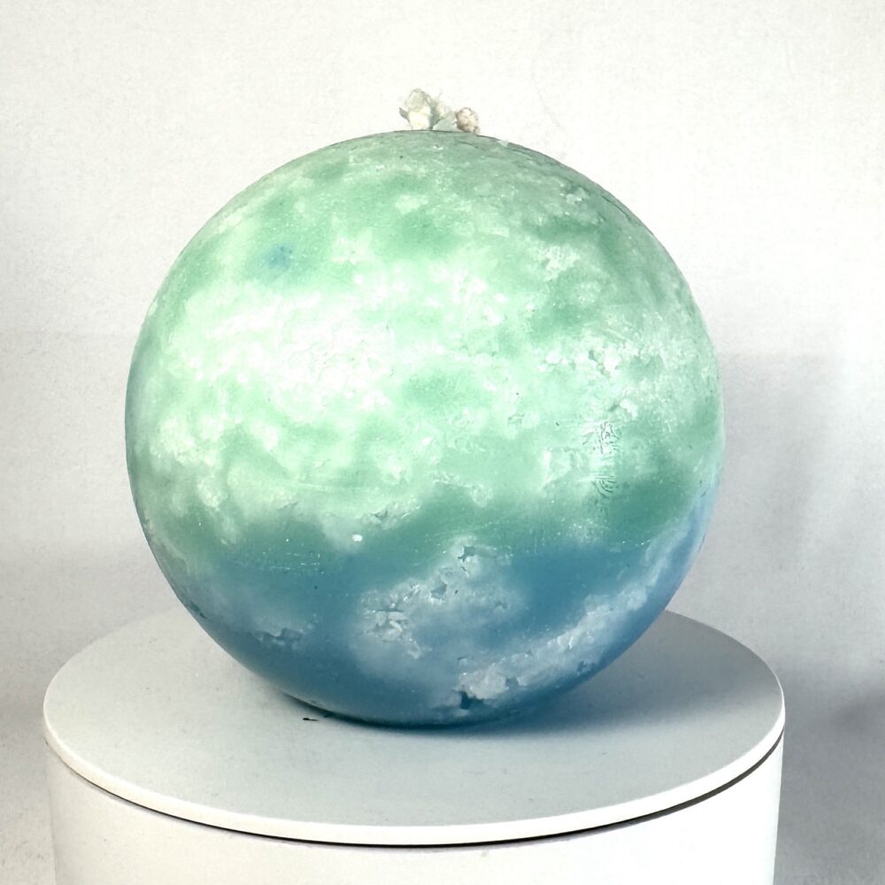 Sphère artisanale Europa 10 cm, cire minérale vert d’eau, turquoise et bleu, avec légères inclusions rouges