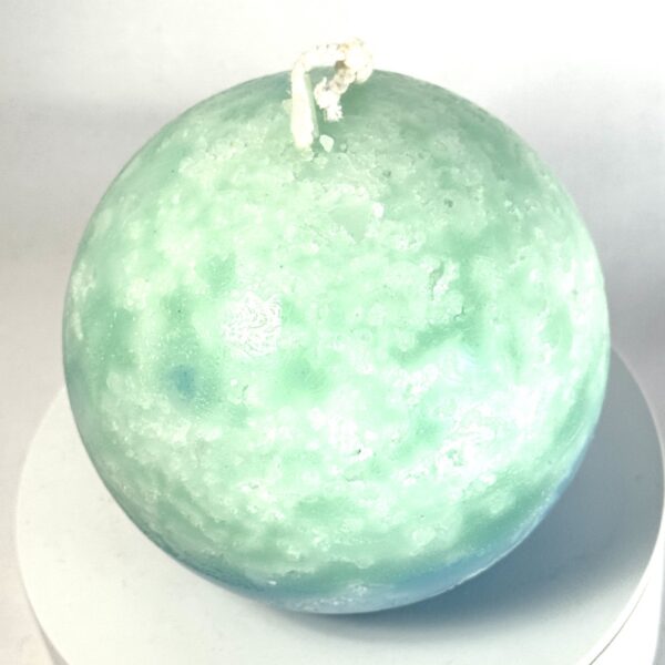 Sphère artisanale Europa 10 cm, cire minérale vert d’eau, turquoise et bleu, avec légères inclusions rouges