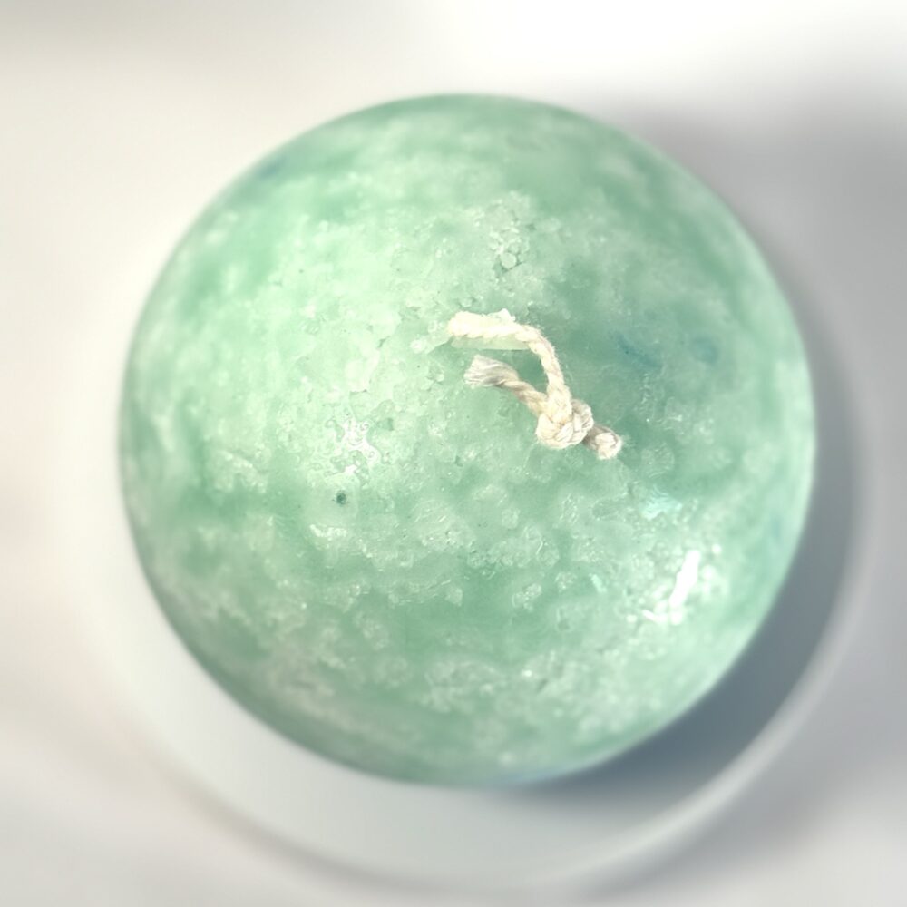 Sphère artisanale Europa 10 cm, cire minérale vert d’eau, turquoise et bleu, avec légères inclusions rouges