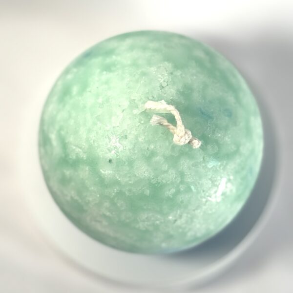 Sphère artisanale Europa 10 cm, cire minérale vert d’eau, turquoise et bleu, avec légères inclusions rouges