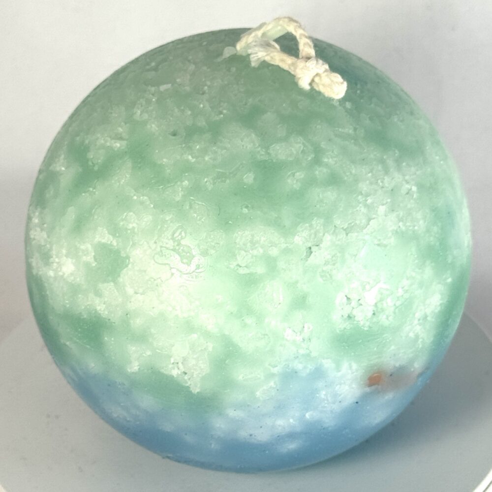 Sphère artisanale Europa 10 cm, cire minérale vert d’eau, turquoise et bleu, avec légères inclusions rouges