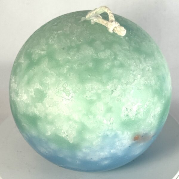 Sphère artisanale Europa 10 cm, cire minérale vert d’eau, turquoise et bleu, avec légères inclusions rouges