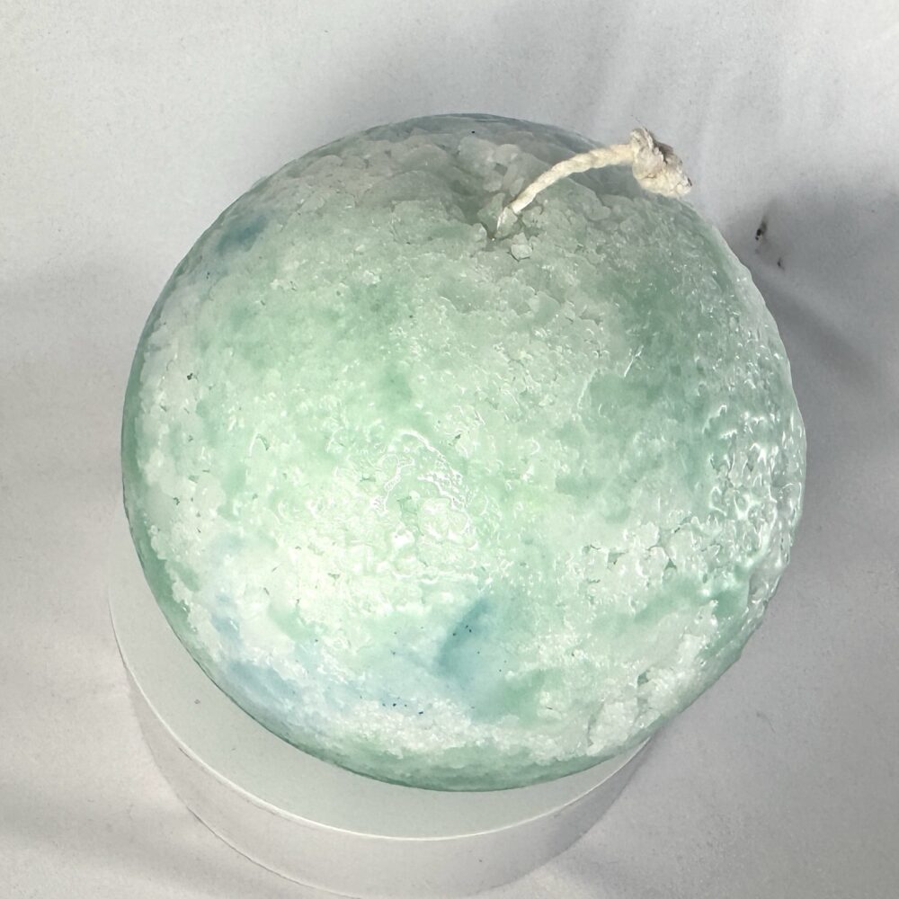 Sphère artisanale 12 cm, cire minérale aux teintes vertes, turquoise et bleues, texture cristallisée