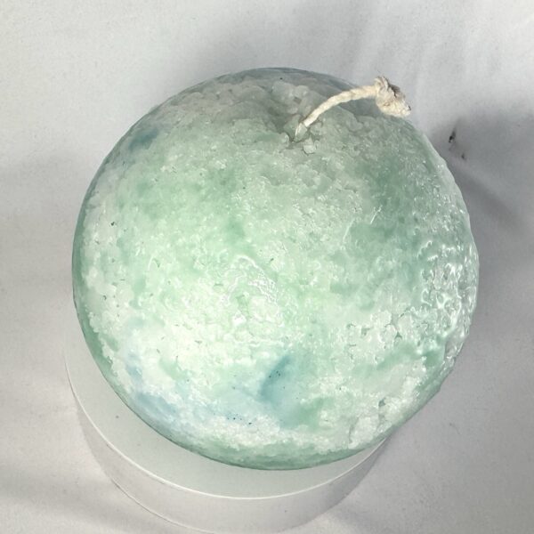 Sphère artisanale 12 cm, cire minérale aux teintes vertes, turquoise et bleues, texture cristallisée